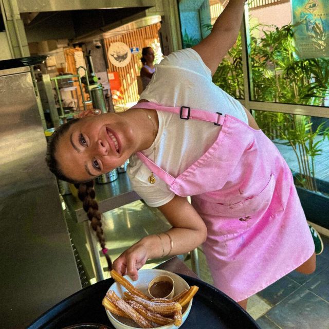 Et qui voilà ? Elisa ! Que ce soit à l’emporter ou sur place, elle est la reine des desserts. Demandez lui ce que vous voulez, elle vous le fait avec plaisir. Churros, coupes de glaces les plus gourmandes les unes que les autres, elle ne lésinera pas sur la quantité et la qualité ! Elle est aussi un peu beaucoup notre colonel de la brigade glacière 👩🏽‍✈️🍨