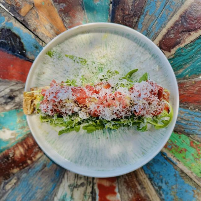 Carpaccio de bœuf revisité façon toast :
 
- pain crystal
- Pan con tomate 
- Roquette
- Fines tranches de Carpaccio de bœuf 
- Parmesan
- Huile d’olive 🫒