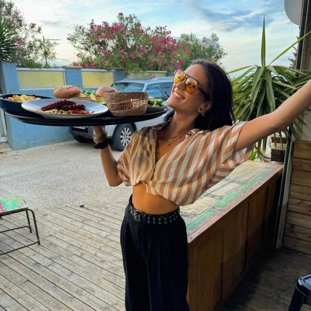 Qui vois je ? 
Vous serez ravis d’être accueilli par notre serveuse Emy, naturelle et enthousiaste. J’espère que vous aimez rire, car elle fait partie de la lumière de notre terrasse.
Avec elle, vous vous sentirez réellement en vacances, elle adorera s’occuper de vos enfants, « une assiette lavée, une heure de garderie ». 
Un peu la fée du chichi finalement 🧚🏽‍♀️