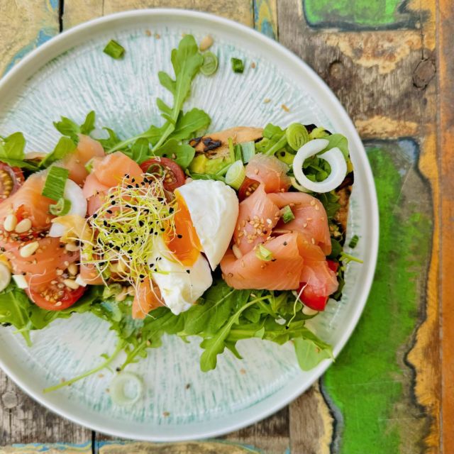 Avocado toast saumon, œuf poché 

- Pain Crystal grillé au four à braise 
- Guacamole maison
- Roquette 
- Saumon fumé 
- Mélange de graines
- oignons cébettes 
- Œuf mollet

🥑🐟🥚