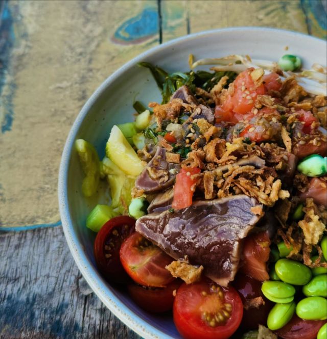 Le poke bowl a fait son grand retour au Chichi plage 🐟

Poke Bowl mixte
- saumon
- Mi cuit de thon
- Riz rond
- wakame 
- pouces de soja
- Assortiment de légumes et crudités 
- Sauce thaï 

Comment mieux finir l’été ?
